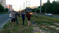 В Харькове парень попал под трамвай и потерял руку