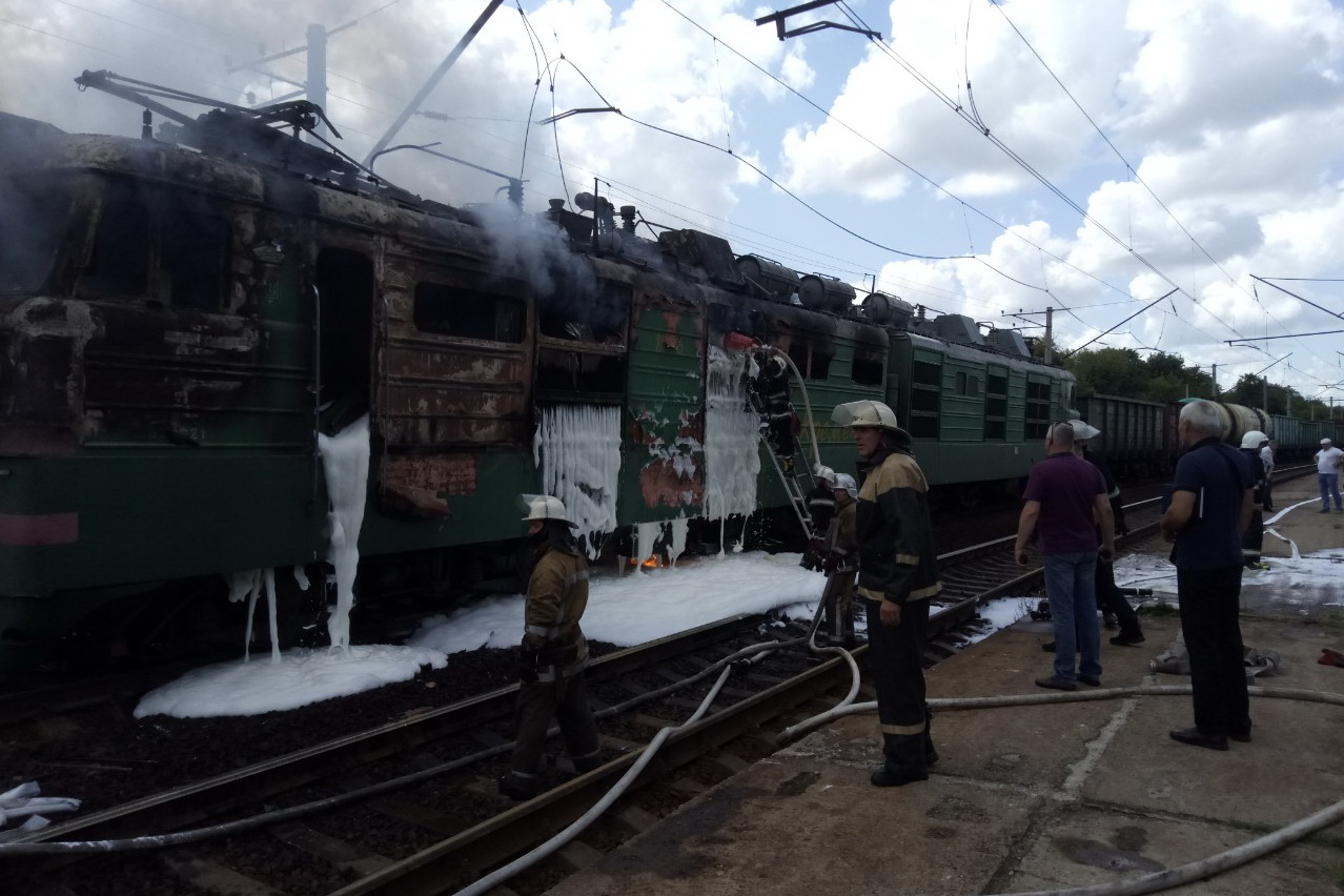Спасатели рассказали подробности возгорания электровоза (фото)