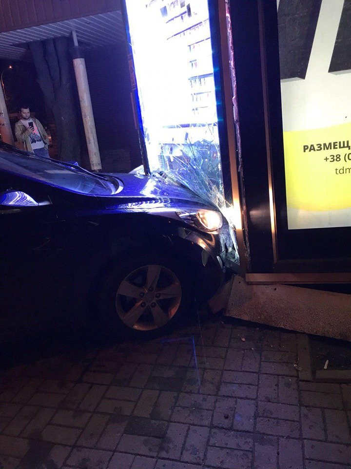 На Деревянко Hyundai врезался в киоск (фото)