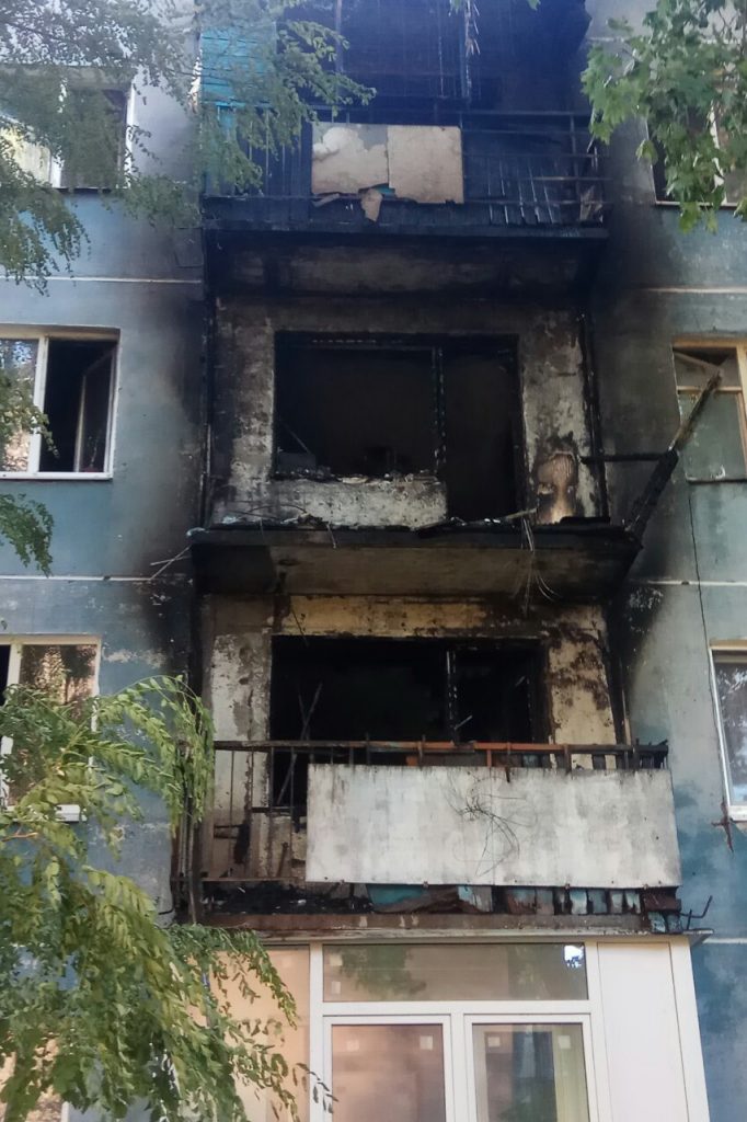 В Харькове при пожаре выгорели балконы сразу трех квартир в многоэтажке (фото)