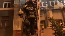 В центре Харькова с крыши спасатели сняли двух девушек (фото, видео)