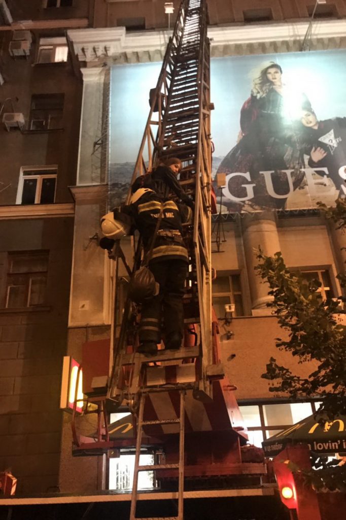 В центре Харькова с крыши спасатели сняли двух девушек (фото, видео)