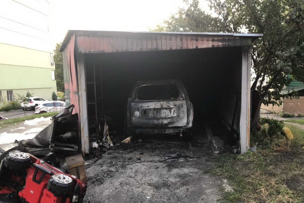 В Харькове сожгли гараж начальнику одного из лесхозов (фото, видео)