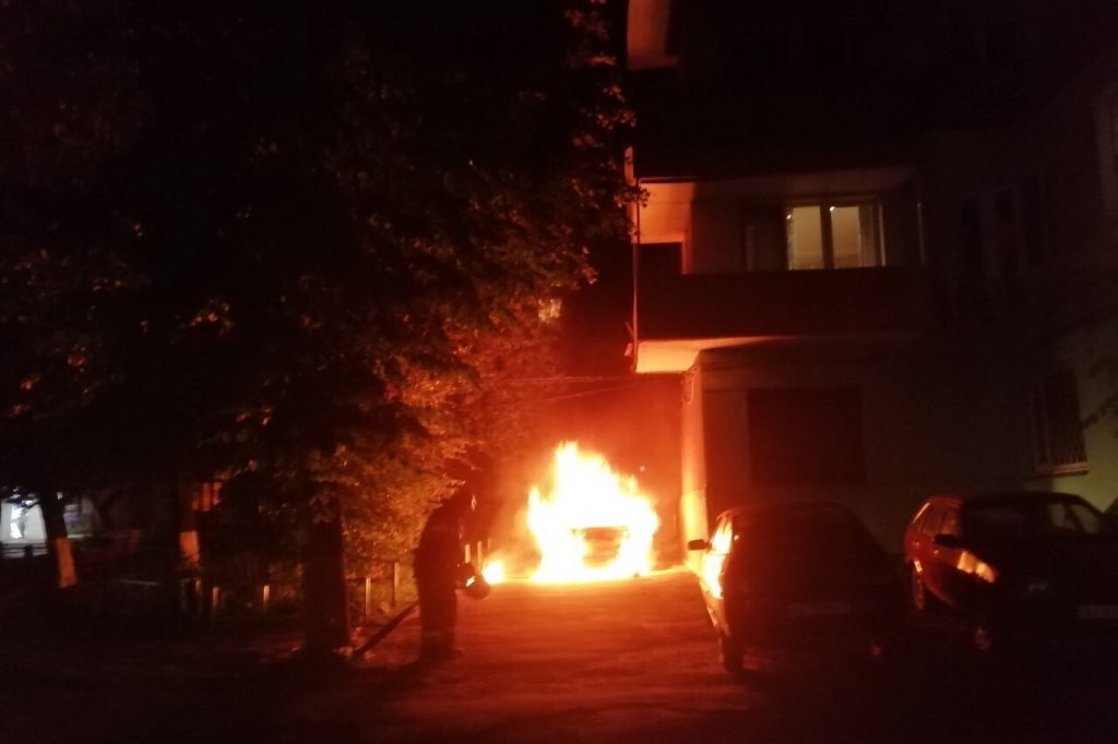 В Харькове возле многоэтажного жилого дома горел автомобиль (фото)