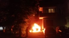 В Харькове возле многоэтажного жилого дома горел автомобиль (фото)