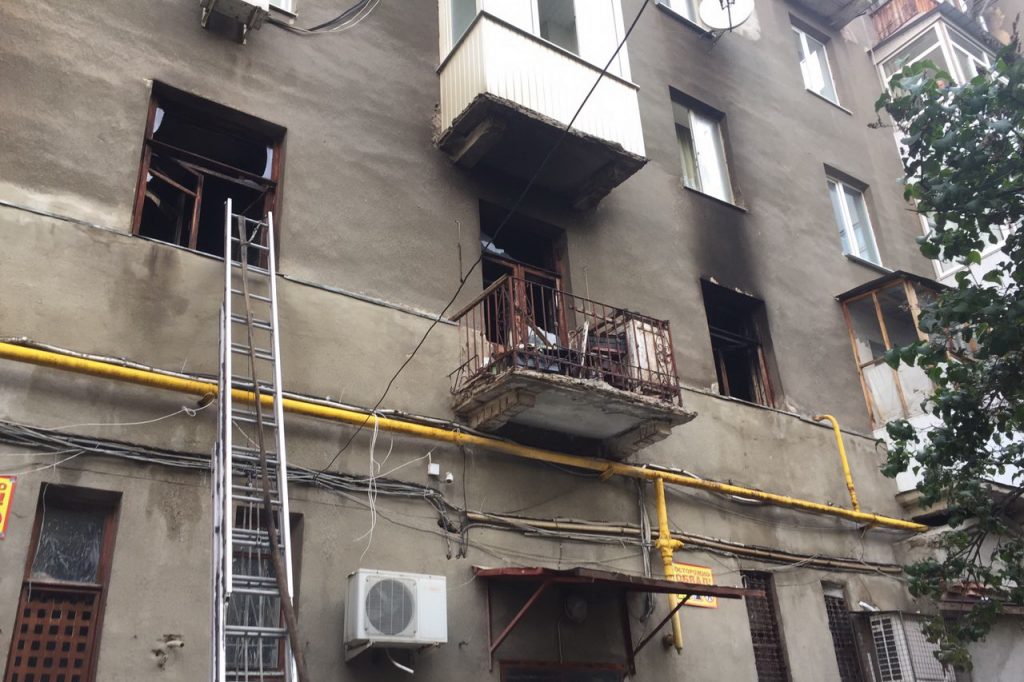 В Харькове спасатели вынесли женщину из горящего дома (фото)