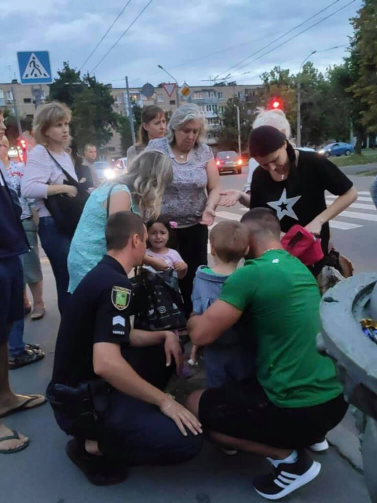 У Харкові копи збили бабусю з трирічним онуком (відео)