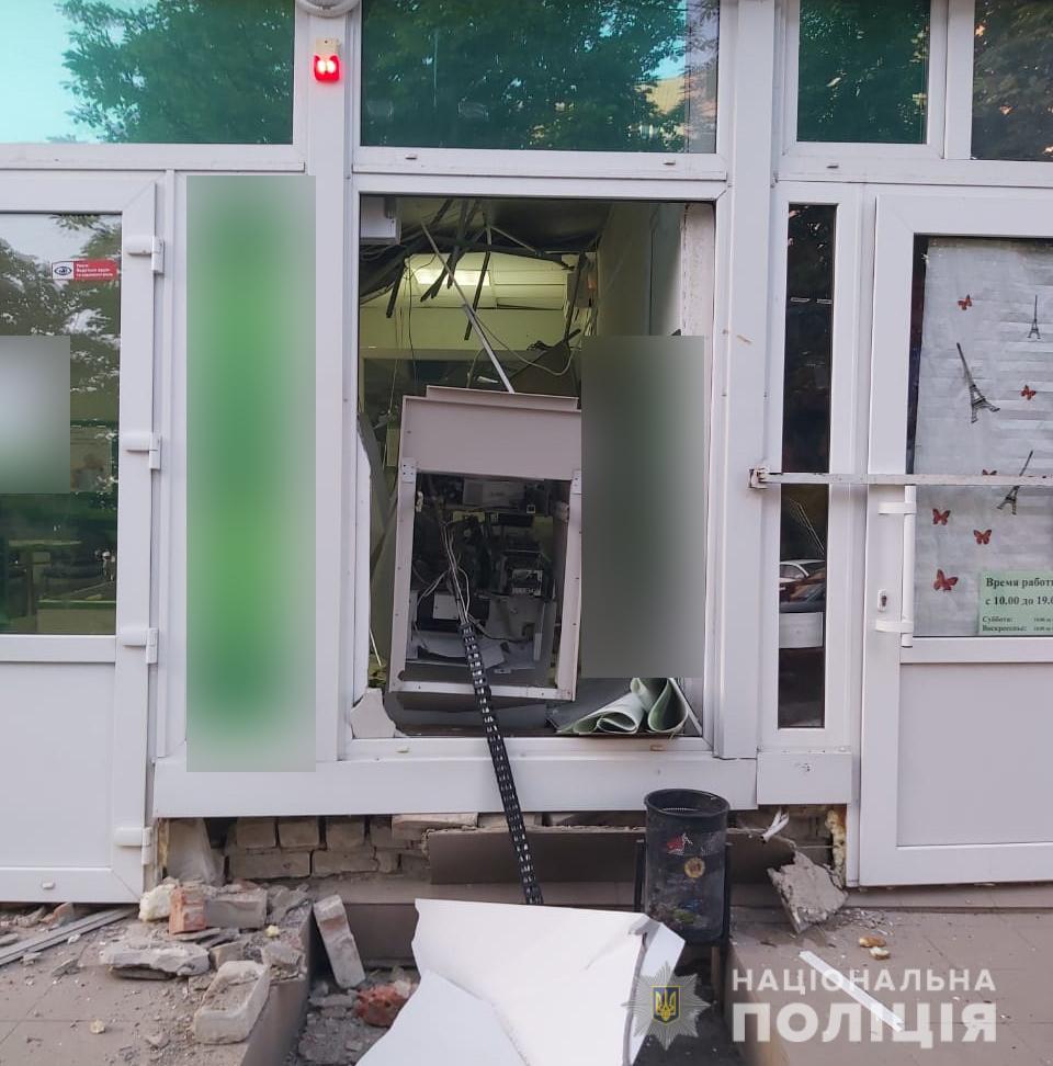 Ночью на Харьковщине подорвали два банкомата (фото)