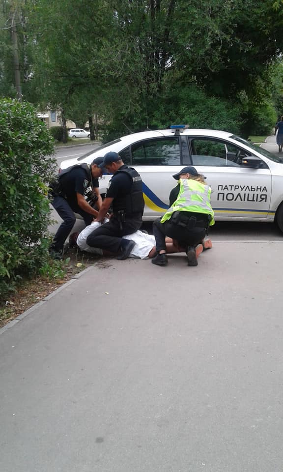 На Павловом Поле на остановке задержали хулигана