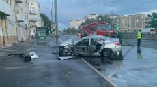 На Московском Infiniti въехал в столб (фото)