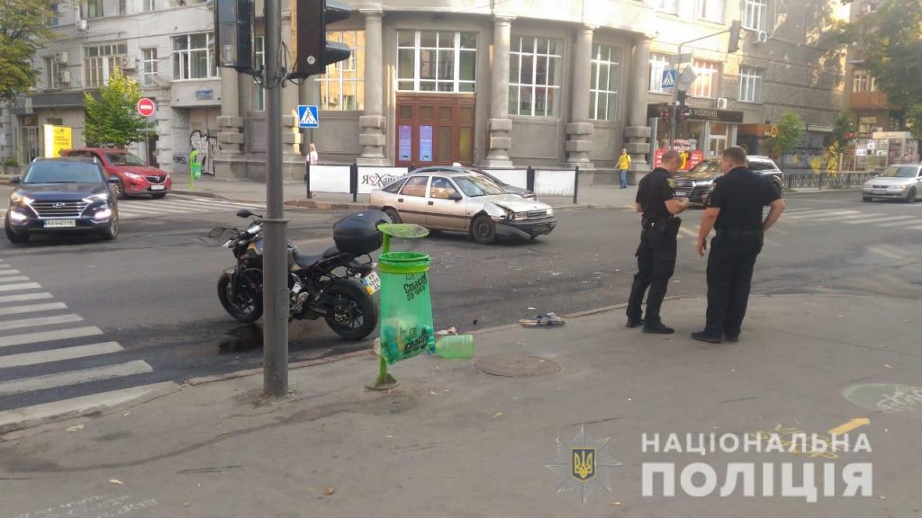 В центре Харькова столкнулись авто и мотоцикл (фото)