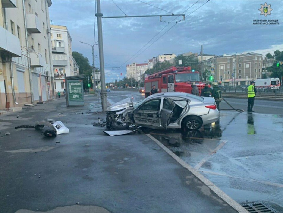 На Московском Infiniti въехал в столб (фото)