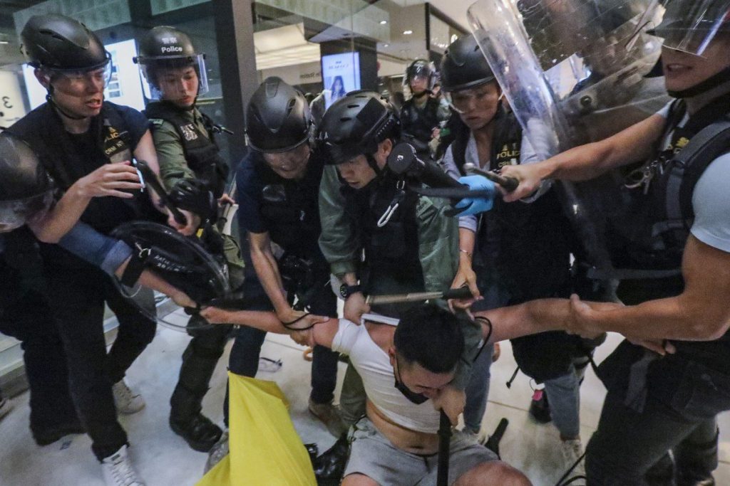 На акции протеста в Гонконге пострадало 28 человек