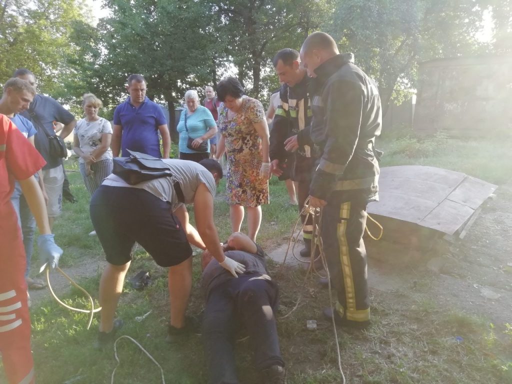 В Харькове спасатели помогли выбраться из погреба двум людям (фото)