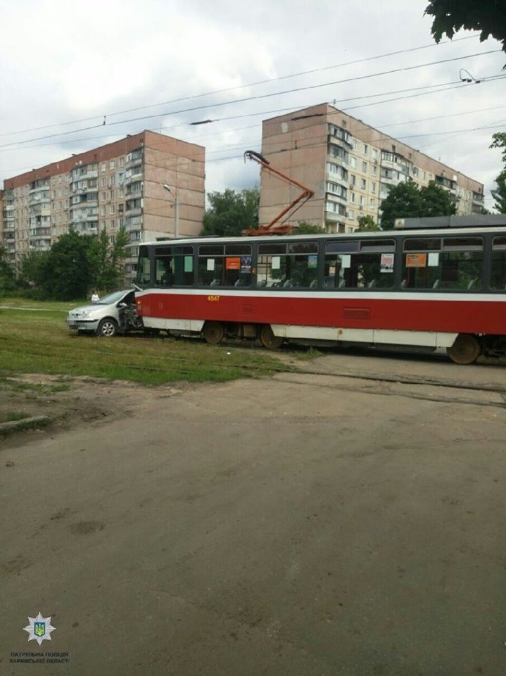 На Героев Труда трамвай «протаранил» Renault (фото)
