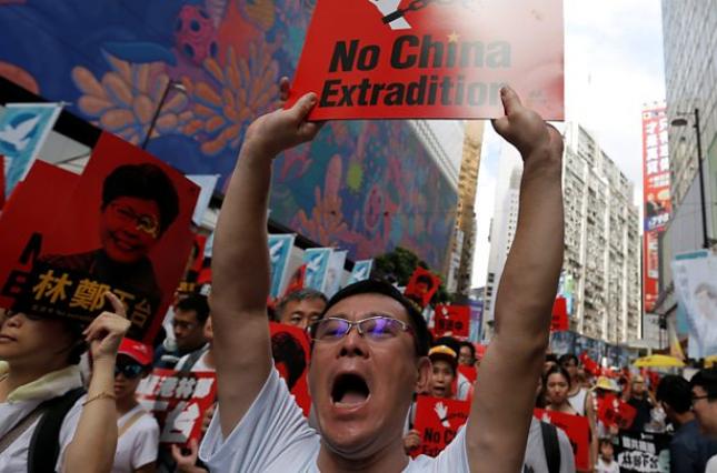 Новая волна антиправительственных протестов в Гонконге: попытка штурма китайского представительства