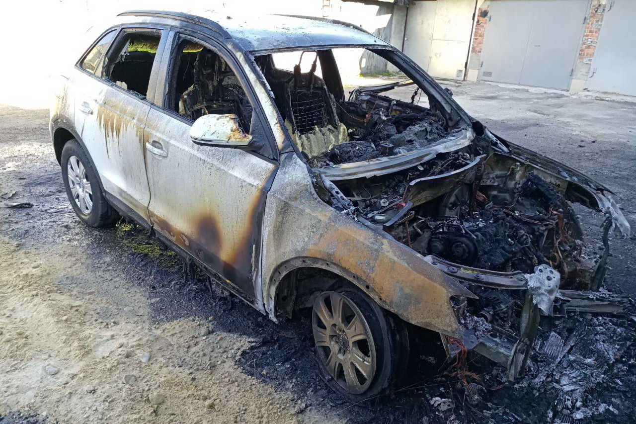 В Харькове на открытой стоянке гаражного кооператива произошел пожар