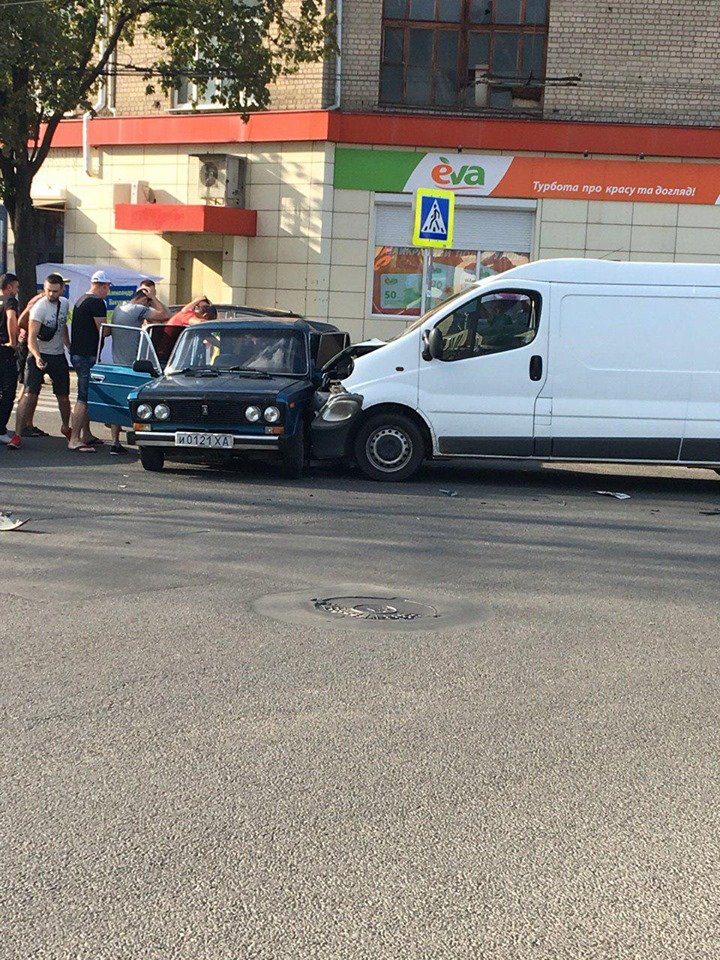 На улице Молочной столкнулись Ваз и Renault (фото)