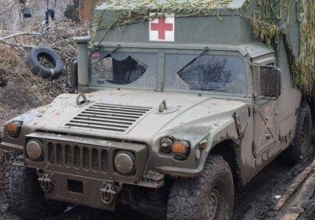 Боевики обстреляли автомобиль волонтёров на Донбассе