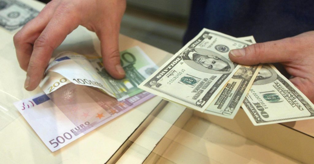 Украинцам разрешили фиксировать зарплату в валюте