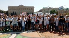 В Харькове студенты-медики протестовали против дополнительных экзаменов (фоторепортаж)