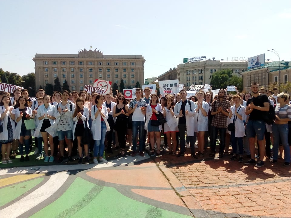 В Харькове студенты-медики протестовали против дополнительных экзаменов (фоторепортаж)