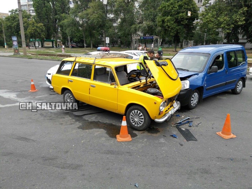 На Тракторостроителей столкнулись ВАЗ 2104 и Сіtroen (фото)