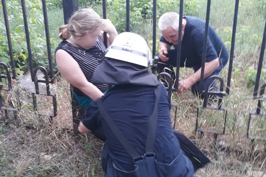 16-летняя харьковчанка застряла в заборе (фото)