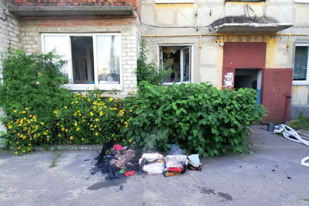 На Харьковщине горел двухэтажный дом: людей эвакуировали