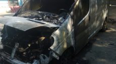 В Харькове ночью во дворе многоэтажки снова сгорел автомобиль (фото)
