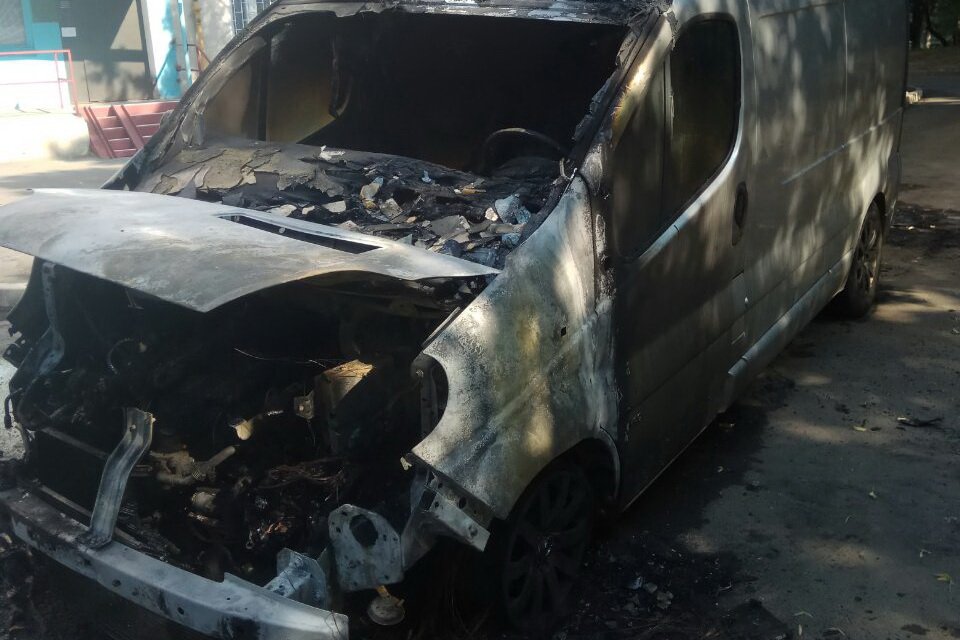 В Харькове ночью во дворе многоэтажки снова сгорел автомобиль (фото)