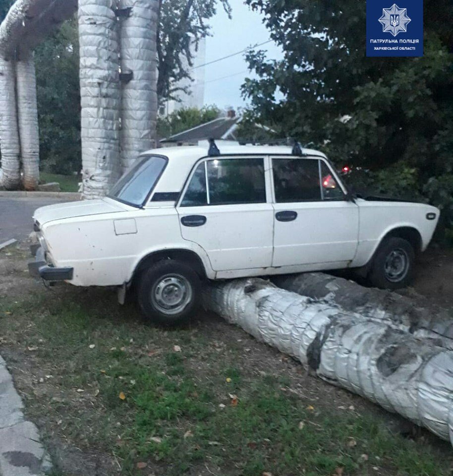 В Харькове пьяный водитель въехал в магистральный теплопровод (фото)