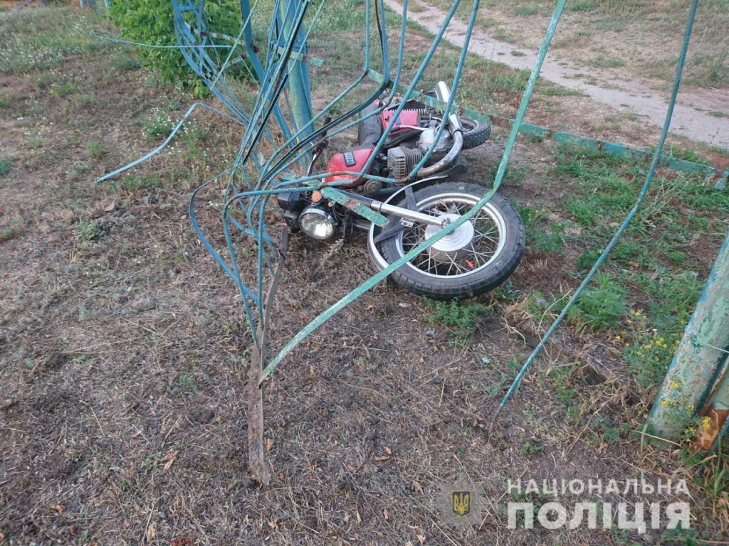 Под Харьковом мужчина на мотоцикле въехал в забор школы (фото)