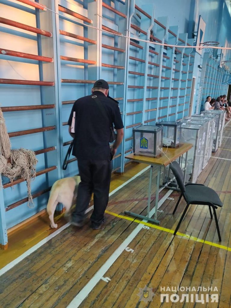 В день выборов в Харькове два раза «минировали» избирательные участки (фото)