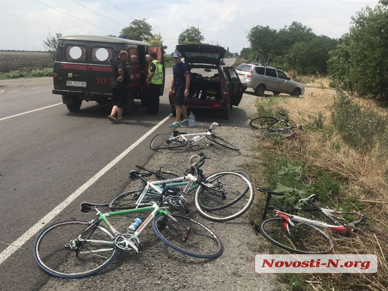 В Николаевской области автомобиль сбил группу детей-велосипедистов (фото, видео)
