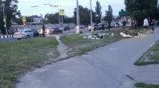На Салтовке легковушка снесла агитпалатку и врезалась в дом — очевидцы (фото, видео)