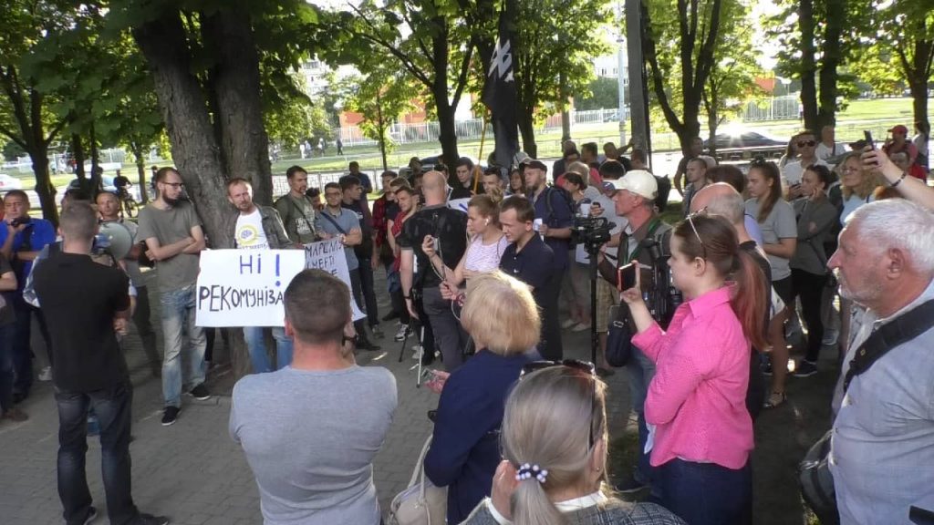 У Харкові активісти мітингували біля відновленого погруддя радянського маршала Жукова (відео)