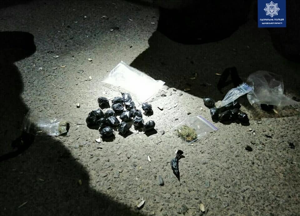 28 пакeтиков с наркотическим веществом обнаружили харьковские полицeйские
