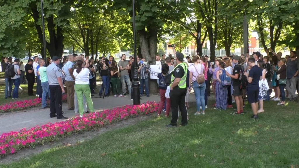 В Харькове активисты провели  митинг возле памятника маршалу Жукову (фото)