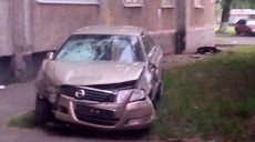 На Салтовке легковушка снесла агитпалатку и врезалась в дом — очевидцы (фото, видео)