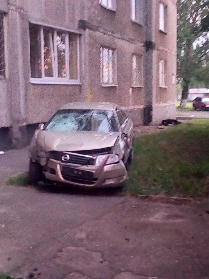 На Салтовке легковушка снесла агитпалатку и врезалась в дом — очевидцы (фото, видео)