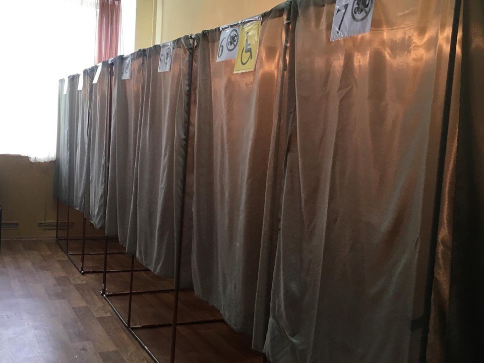 У Новобаварському районі усі виборчі дільниці відкрились вчасно (відео)