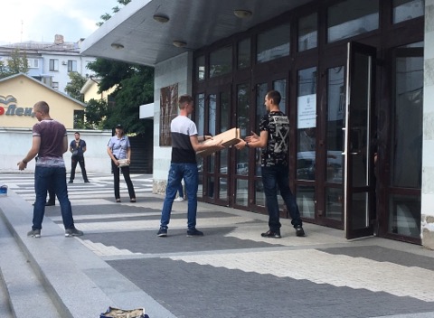 В Харьков привезли избирательные бюллетени (фото)