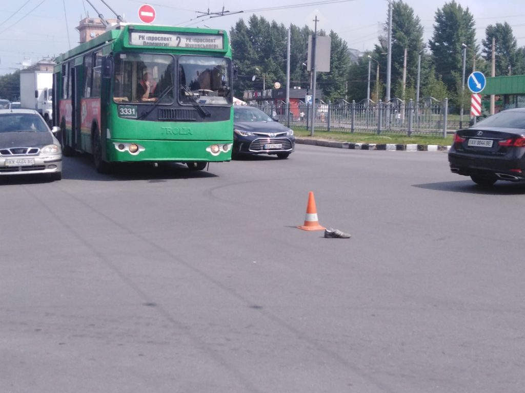 В центре Харькова сбили велосипедиста: движение затруднено (фото)