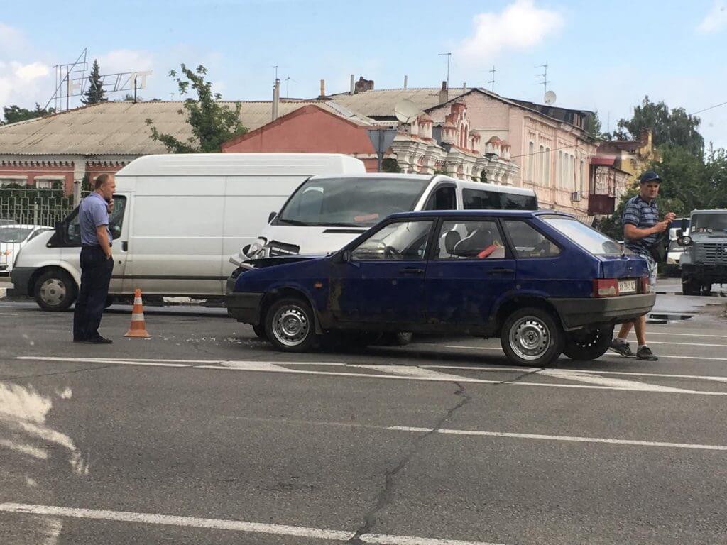 На проспекте Гагарина два автомобиля не поделили дорогу (фото)