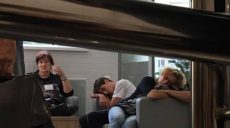 Спали на підлозі та під дверима кабінетів: у Шевченківському районі ОВК не приймала бюлетені (відео)