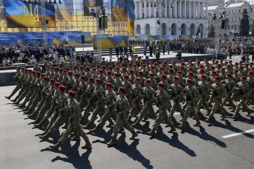 Гройсман выделит деньги и на военный парад, и на премии