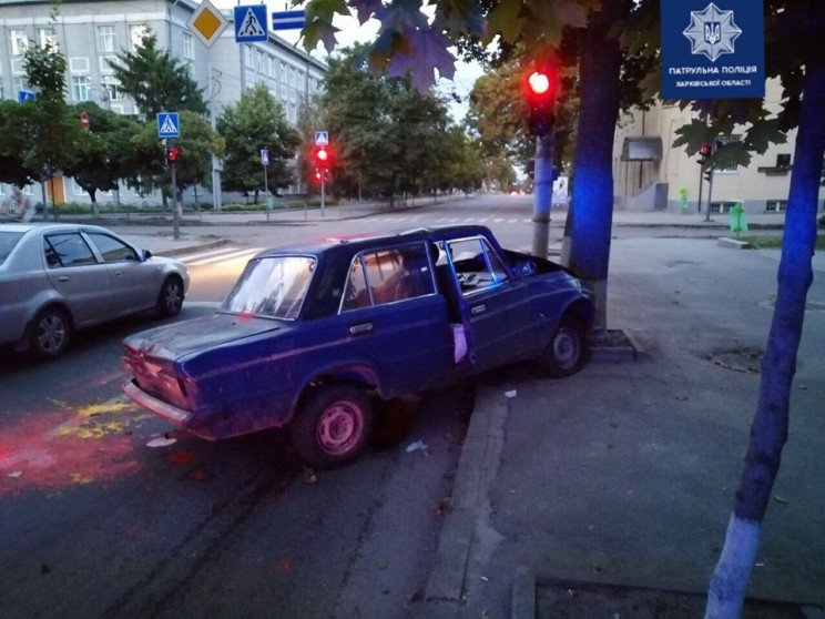 В Харькове авто врезалось в дерево