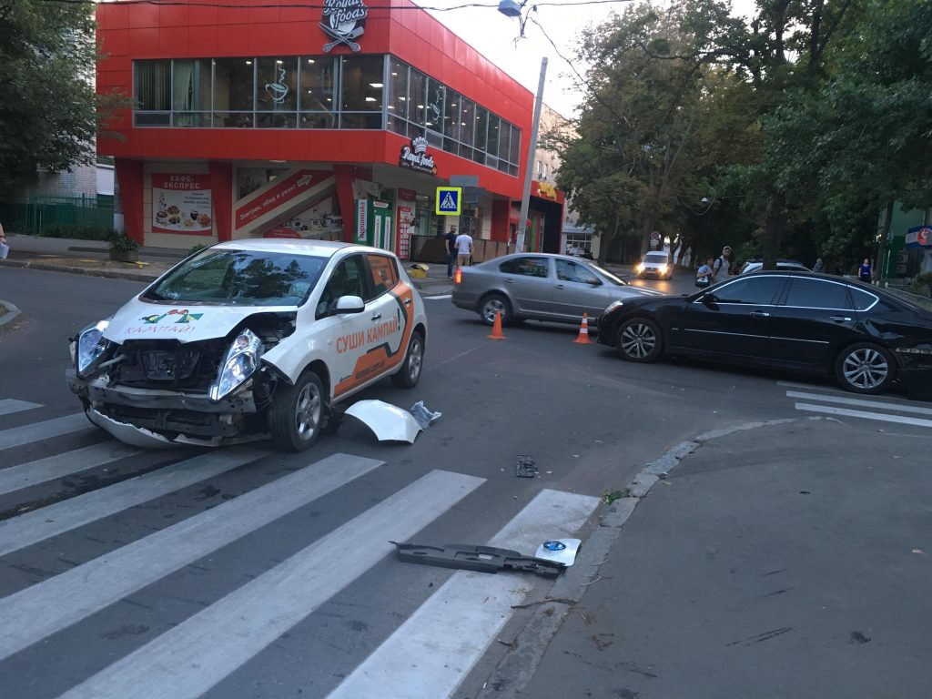 ДТП в центре Харькова: пострадало двое людей (фото)