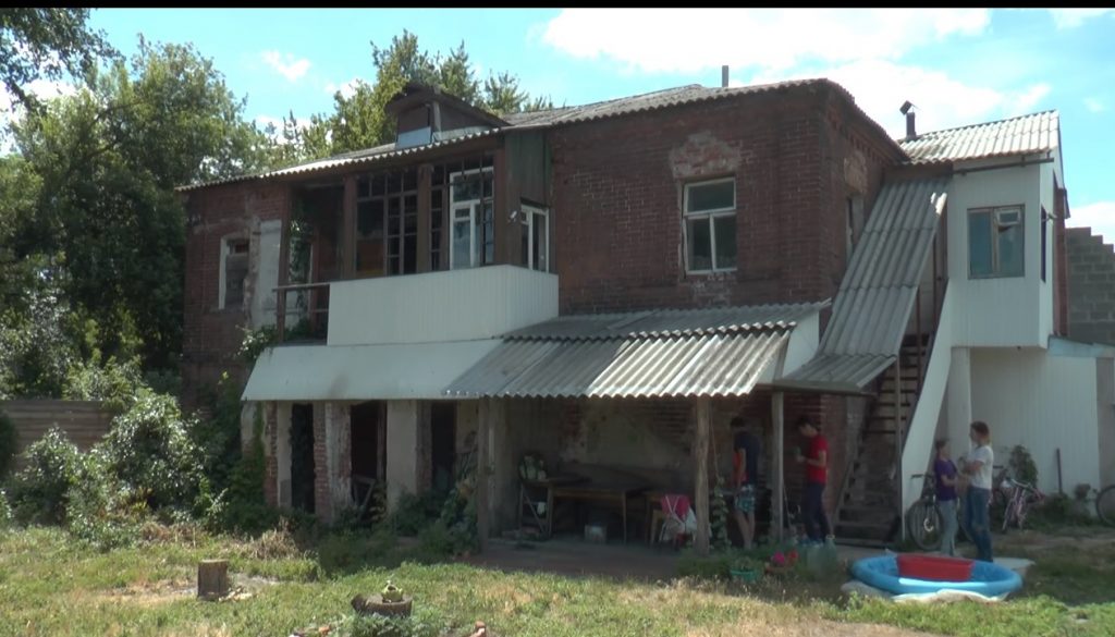 Мешканці будинку у центральному районі Харкова побоюються опинитися під завалами (відео)